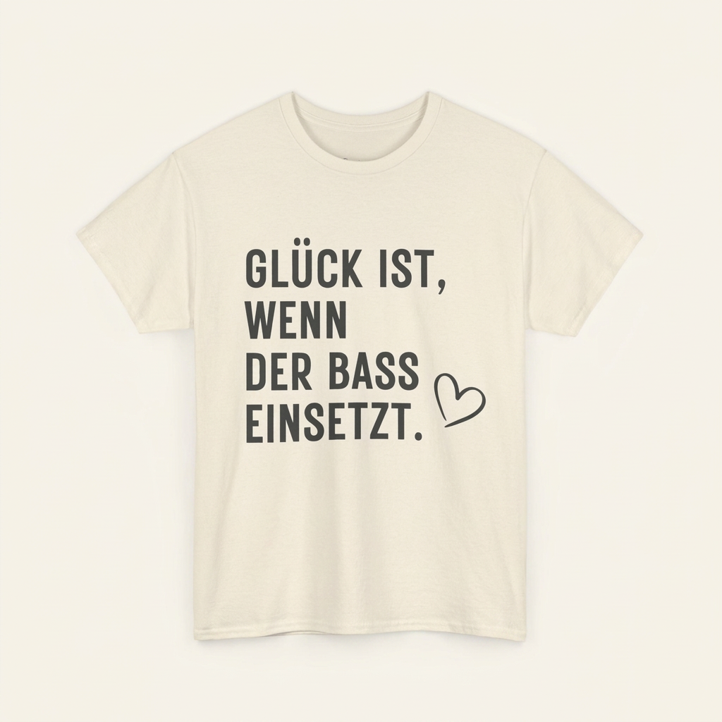 „Glück ist, wenn der Bass einsetzt“ Festival Shirt, Produktansicht – Techno T-Shirt in Weiß und Naturbeige