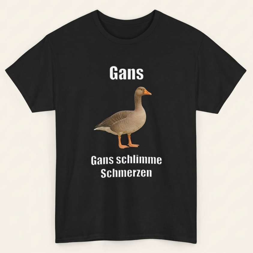 Schwarzes Gänse Meme T-Shirt „Gans schlimme Schmerzen" als Produktfoto vor hellem Hintergrund