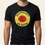 Mann trägt schwarzes Atomsuff? Ja bitte Shirt mit lachender Sonne im Retro-Button-Look als Frontprint