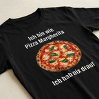 Detailaufnahme Pizza Margherita Meme Print mit Spruch Ich bin wie Pizza Margherita – Ich hab nix drauf